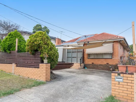 1/2 Douglas Avenue (1/11)