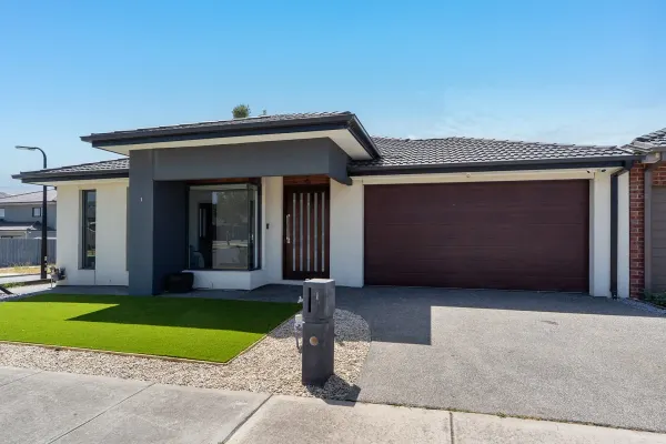 1 Kenora Way (1/24)