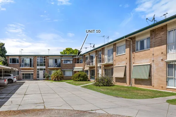 10/15 Warwick Avenue (1/8)