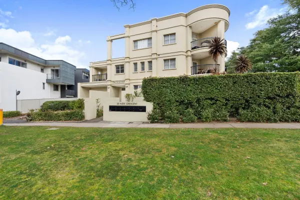 10/20 New South Wales Crescent (1/18)