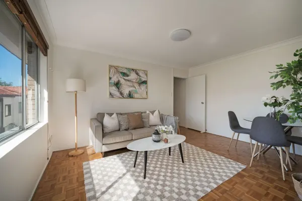 10/56 Crinan Street (1/15)