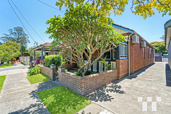 102 Dumaresq Street (1/23)