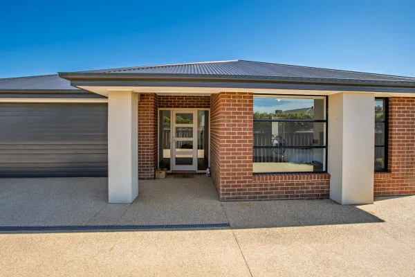 12 Knowles Court (1/17)