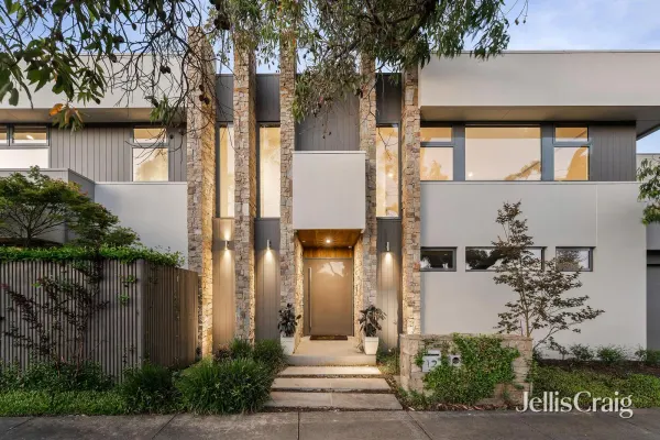 12 Roycroft Close (1/26)
