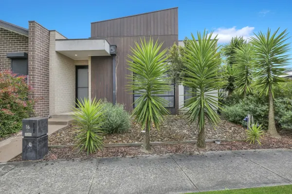 16 Lexington Crescent (1/19)
