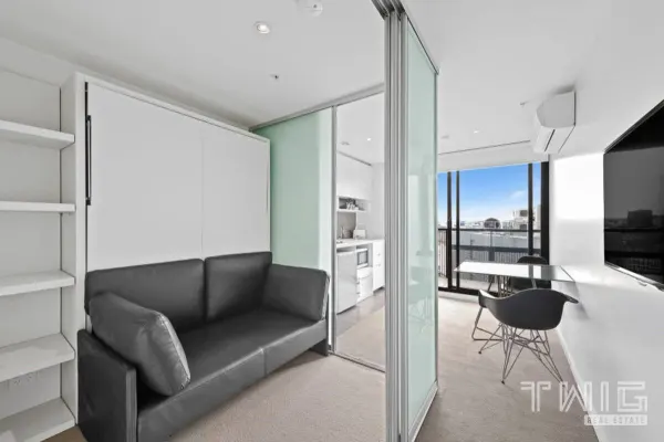 1604/243 Franklin Street (1/20)