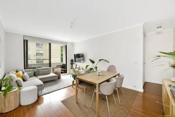 2/109-111 Alison Road (1/9)