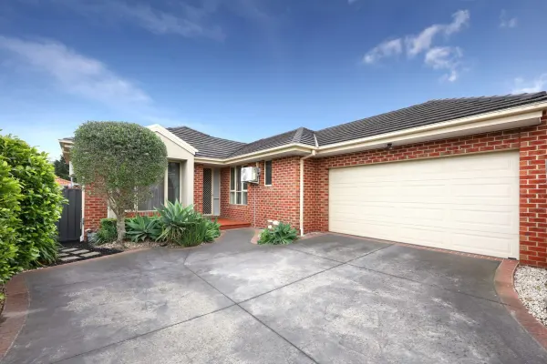2/11 Oberon Avenue (1/15)