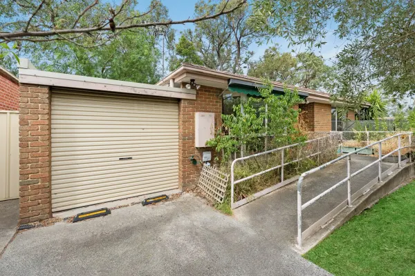 2/50 Vanbrook Street (1/11)