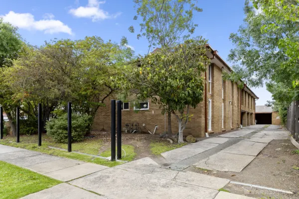 2/6 St James Avenue (1/8)