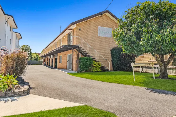 2/70 Mclean Street (1/9)