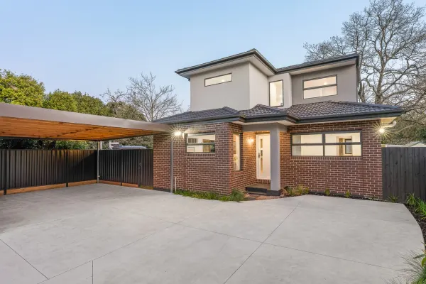 2/8 Eastfield Road (1/21)