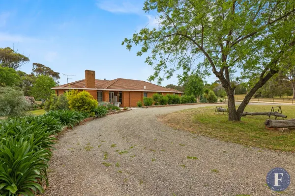 206 Henry Lawson Way (1/30)