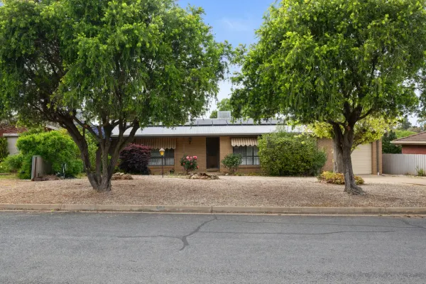 21 Shiraz Crescent (1/19)