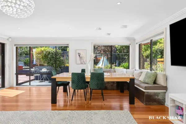 24 Saville Close (1/27)