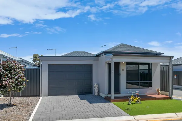 27/60A Strathaird Boulevard (1/10)