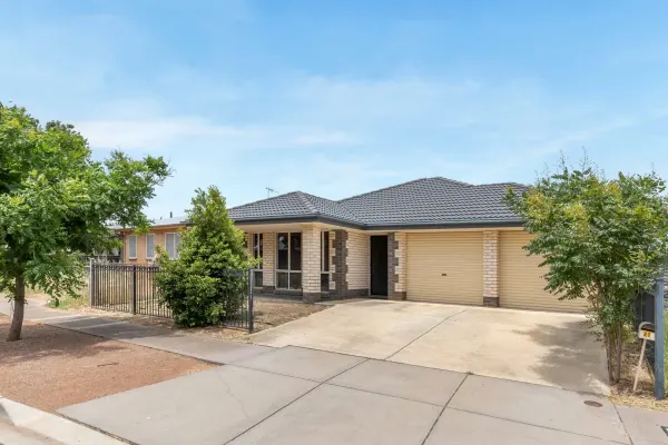 27 Roberts Crescent (1/23)