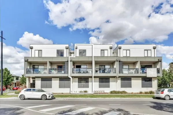 3/25 Lygon Drive (1/12)