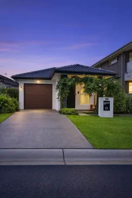 30 Ficus Street (1/1)