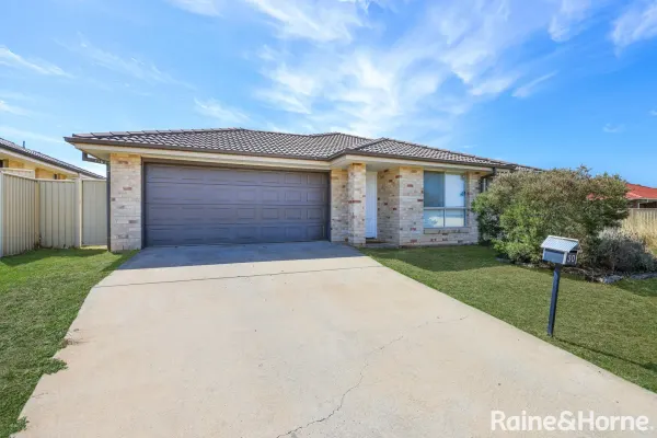 30 Flemming Crescent (1/11)