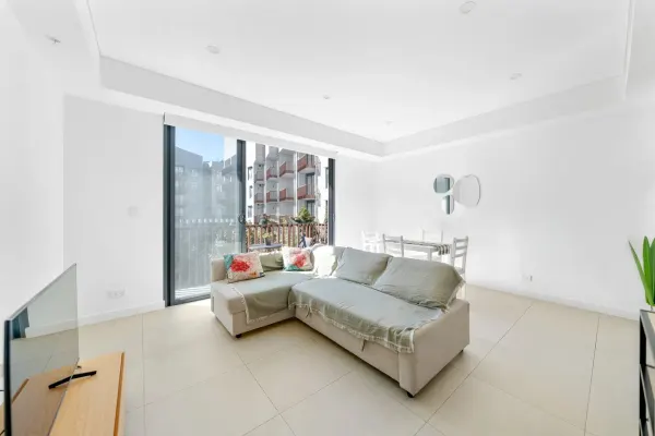 301/105 Dalmeny Avenue (1/7)
