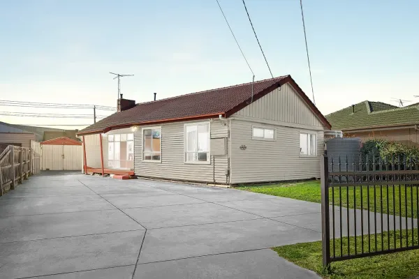 31 Alward Avenue (1/10)