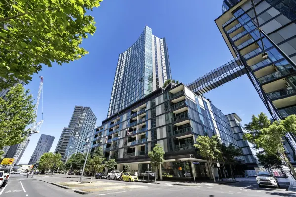 3B/9 Waterside Place (1/17)