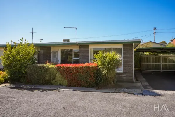 4/4 Bruce Street (1/13)