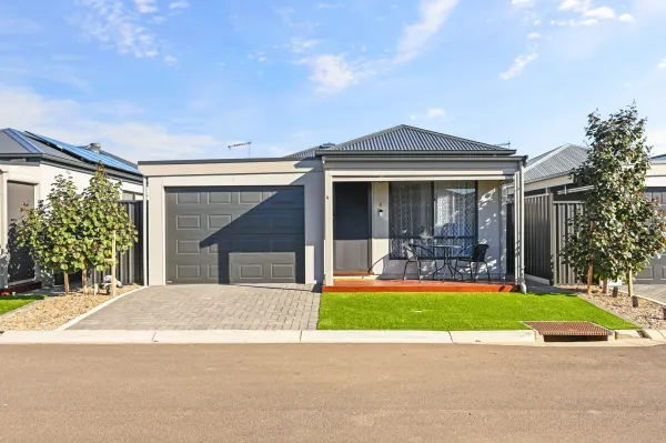 4/60A Strathaird Boulevard (1/22)