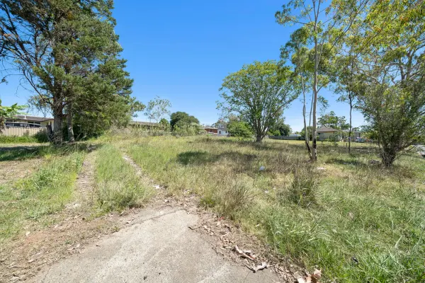 4 Keith Moses Crescent (1/2)