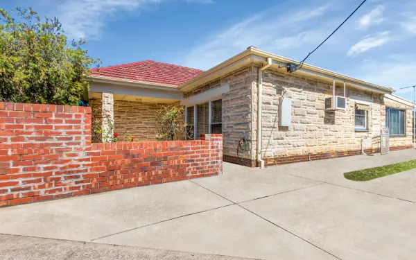 40 West Lakes Boulevard (1/17)