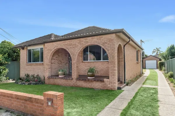 52 Sandringham Street (1/11)