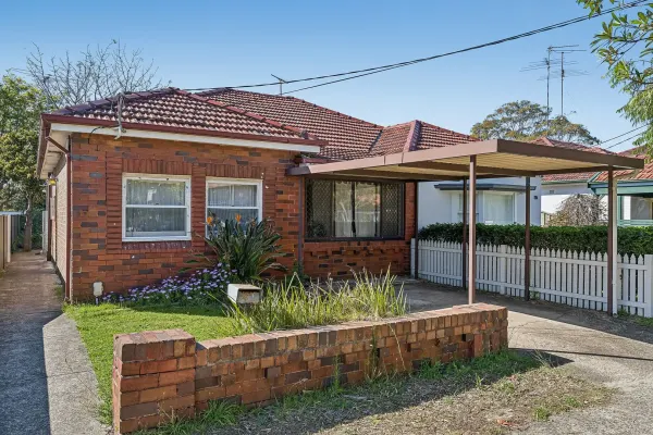 53 Lochmaree Street (1/9)