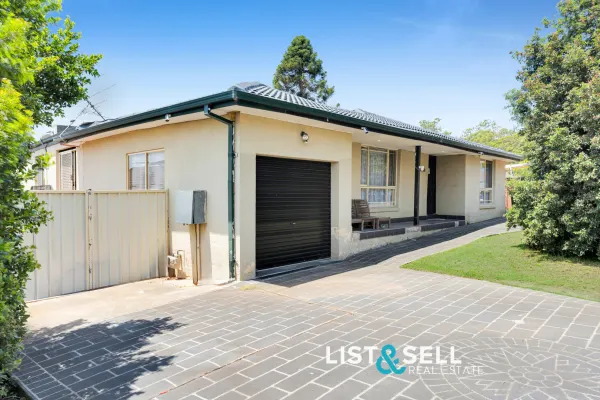 77 St Helens Park Drive (1/17)