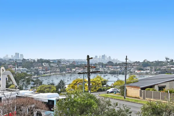 8/1 Bortfield Drive (1/8)