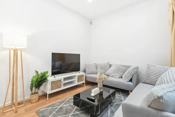8 Heaslip Close (1/16)