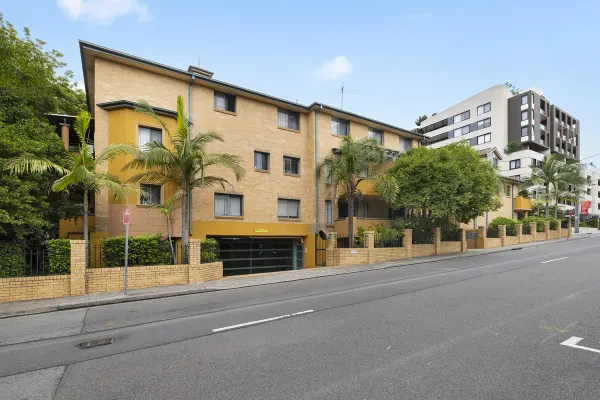 9/2-6 Gloucester Avenue (1/19)