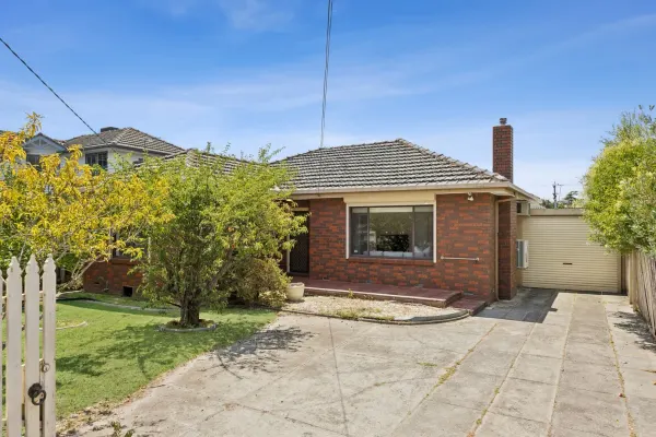 93 Deakin Street (1/11)