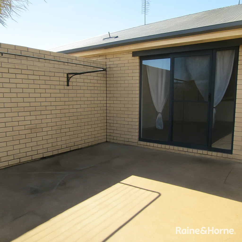 1&2/74 Windsor Circle - Image 5