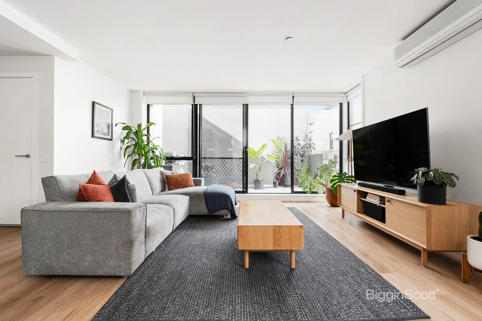 1/2 Waterloo Place (1/1)