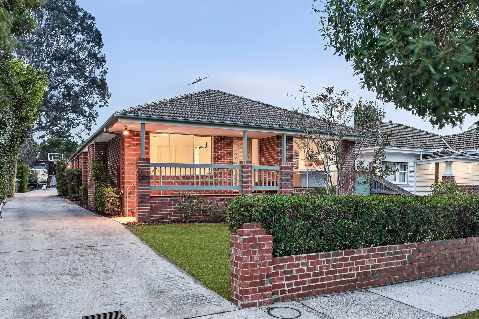 Auction This Sat 10am$1,200,000-$1,300,000