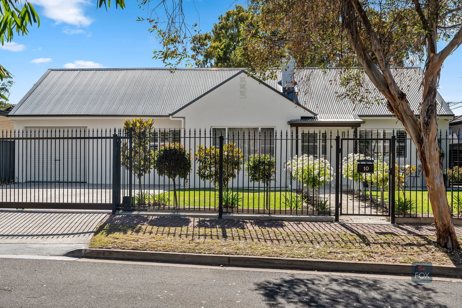 10 Acacia Avenue (1/1)