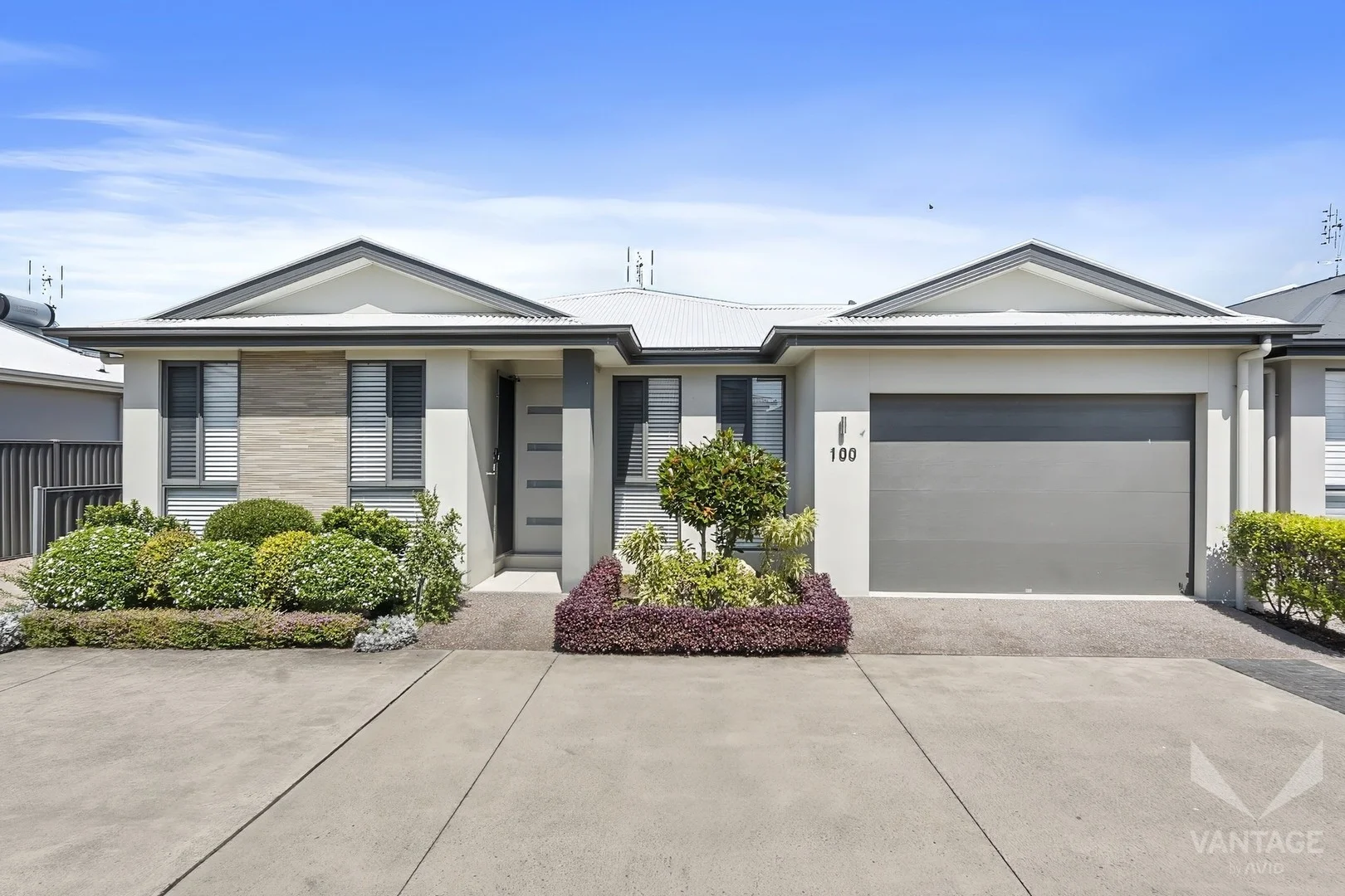 100/596 David Low Way (1/27)
