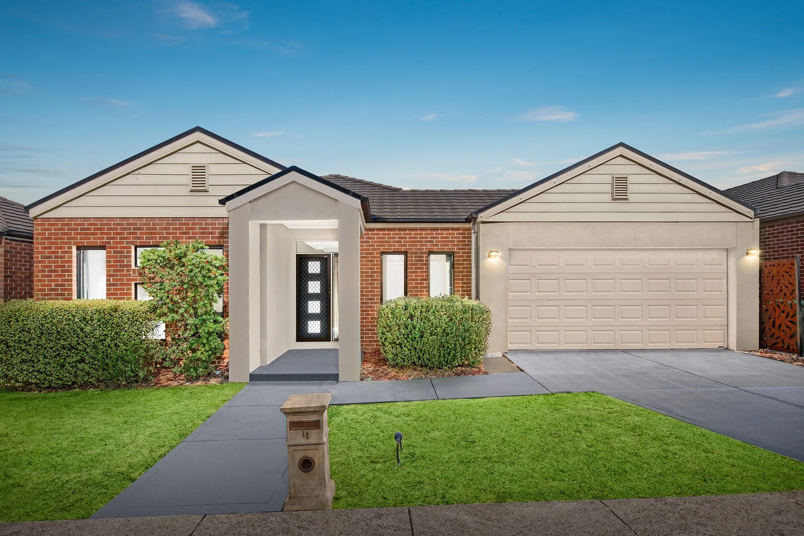 11 Grampians Drive (1/14)