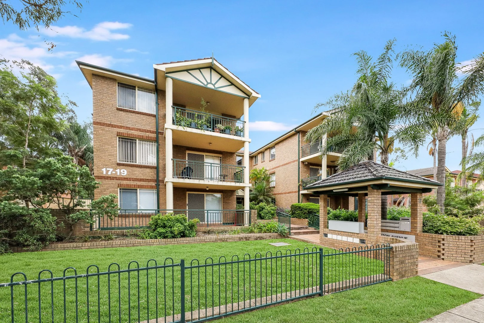 12/17 Shenton Avenue (1/9)