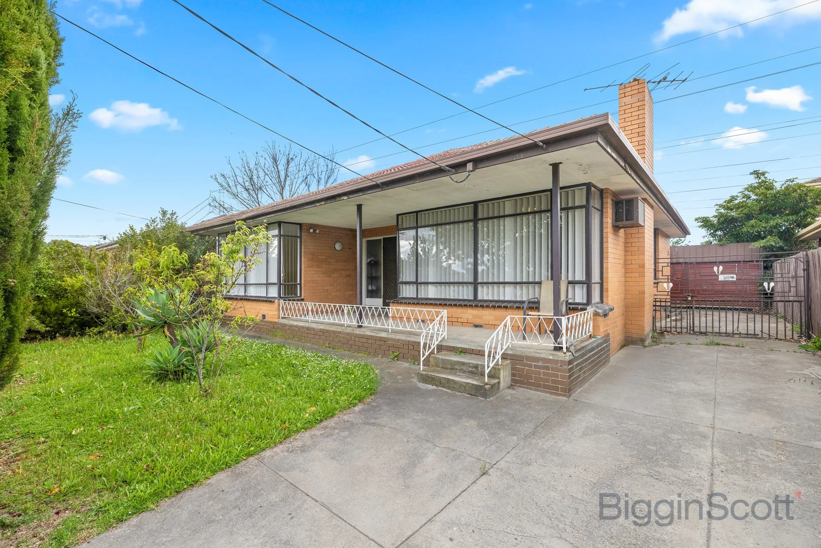 122 Oleander Drive (1/9)