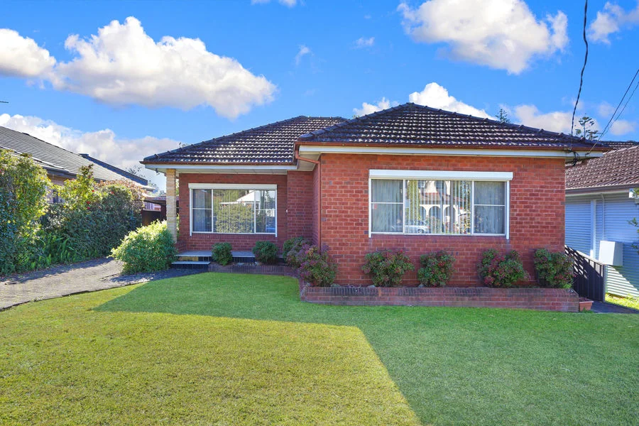 13 Allengrove Crescent (1/10)