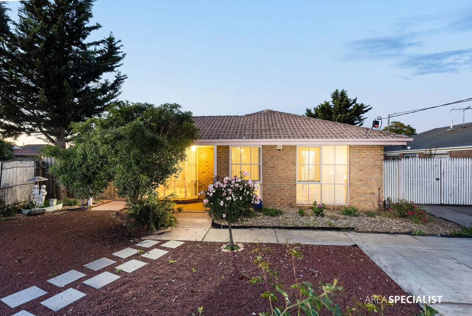 13 Conifer Close (1/25)