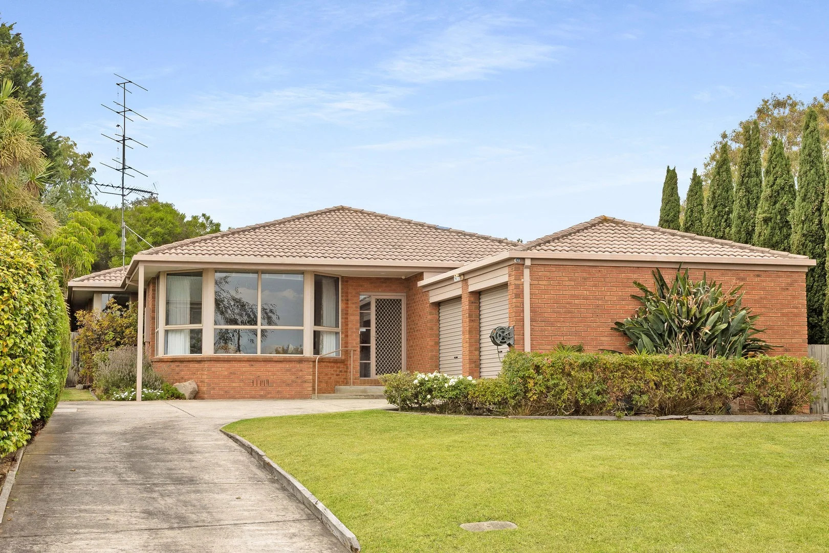 13 Coral Close (1/16)