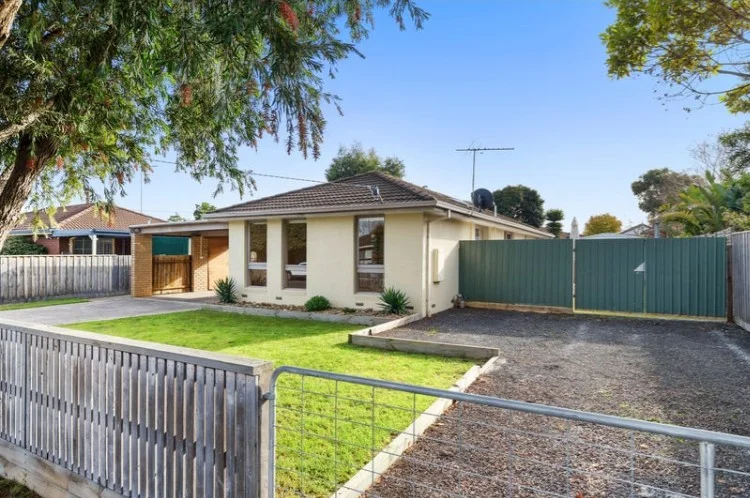 13 Sheeran Crescent (1/1)